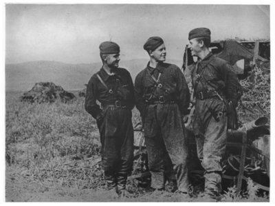 лейтенанты П.В. Савонин, В.А. Комков и Е.К. Ильин на исходной позиции в районе озера Хасан.jpg