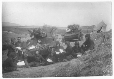 Танкисты-участники боев и озера Хасан в минуты отдыха читают свежие номера многотиражки.jpg