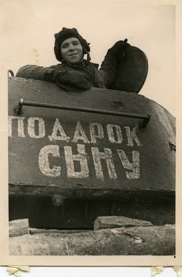 Танкист Трушкин успешно воевавший на танке, построенном на деньги его отца колхозника.jpg