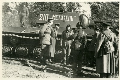 Танкисты показывают танк Мститель генерал-майору Астанину А.Н..jpg