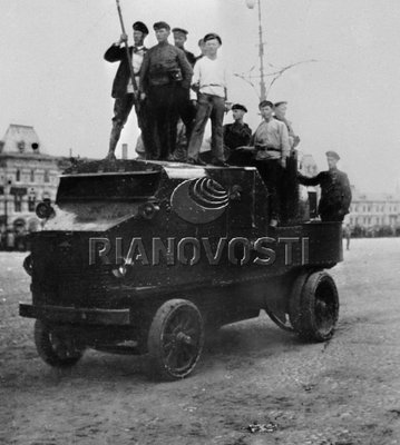 Рабочие со знаменем едут на броневике по Красной площади 11 08 1918.jpg